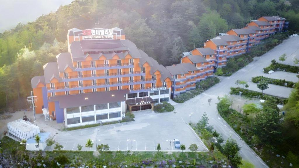 Hyundai Elliot Hotel And Resort Пхёнчхан Экстерьер фото